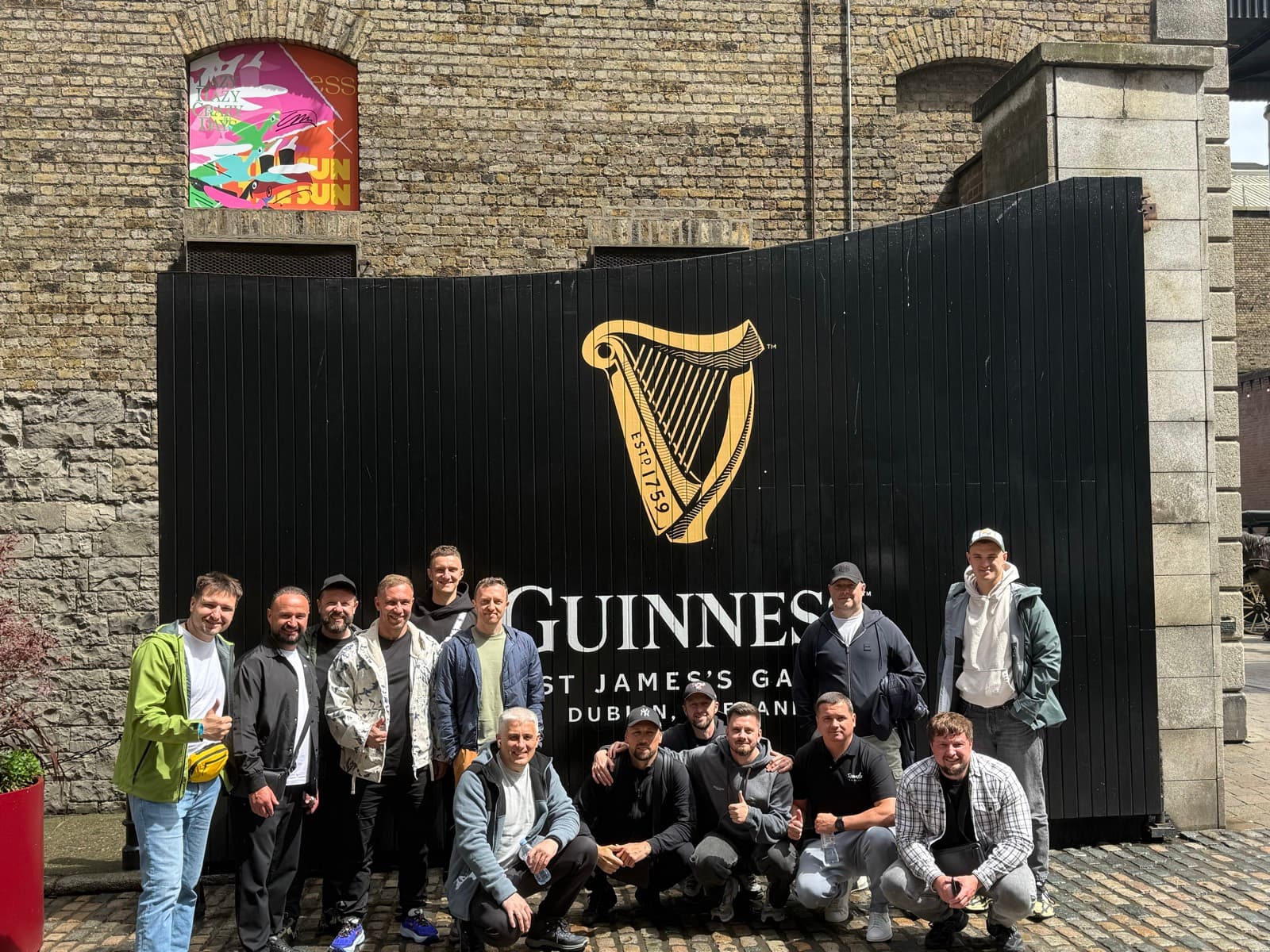 Група кемпу біля воріт Guinness Storehouse у Дубліні