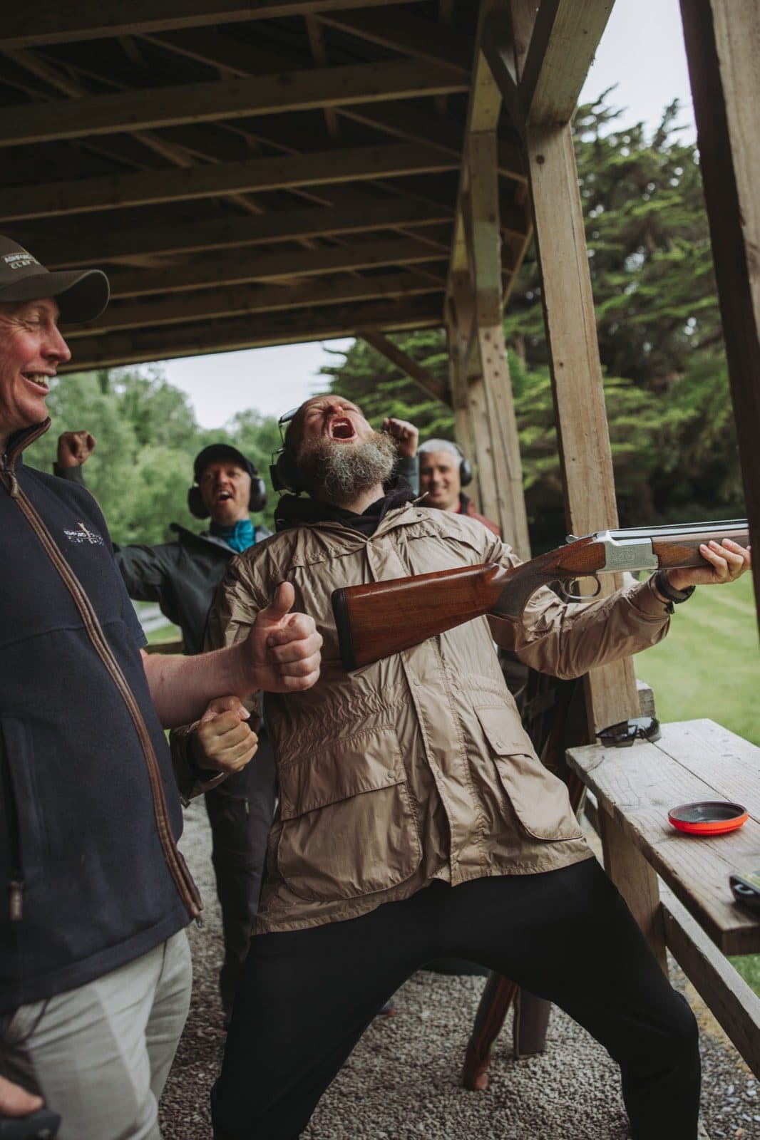 Учасник кемпу з рушницею кричить від радості після влучення